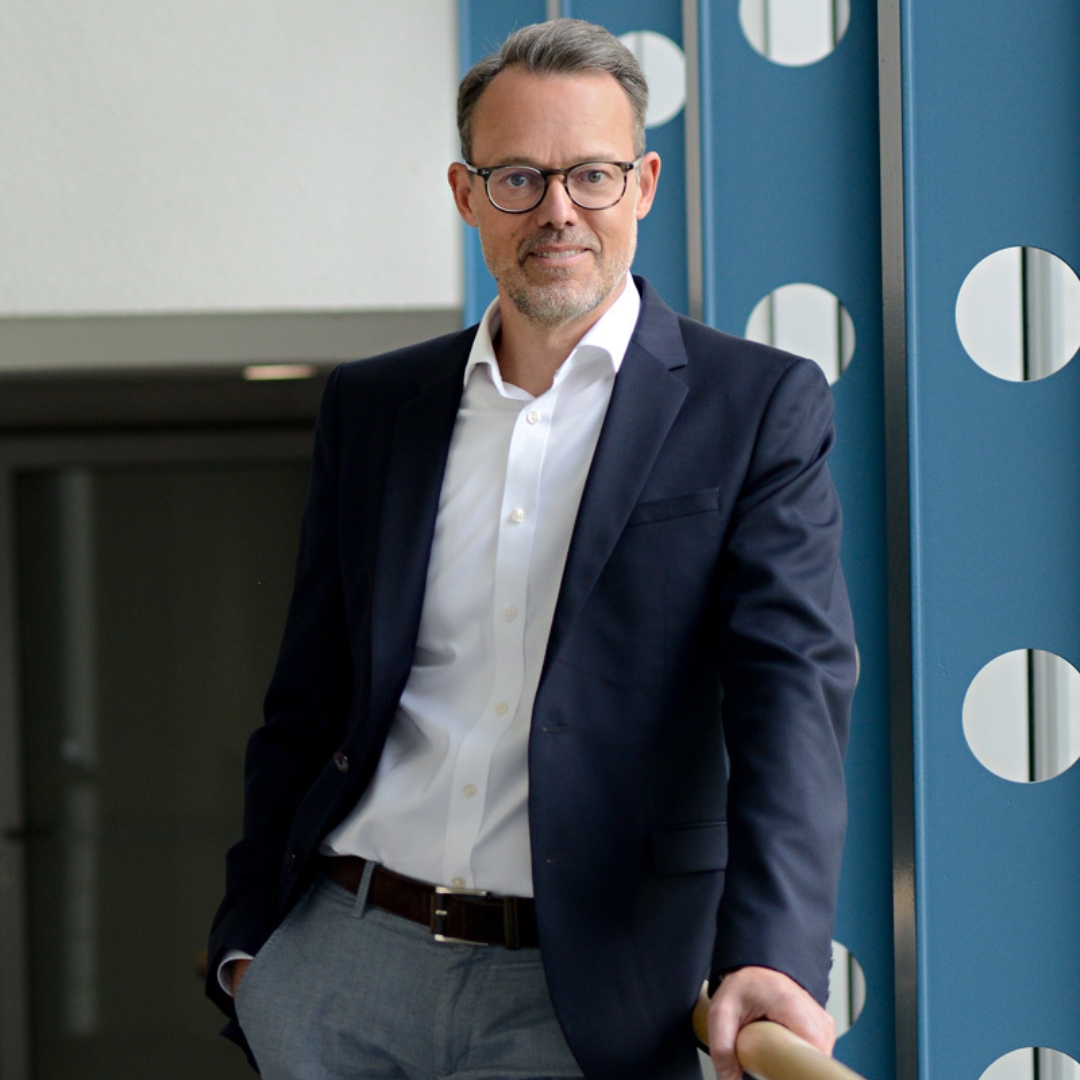 Professionelles Business Portrait von Frank Büttner im Anzug im Büro