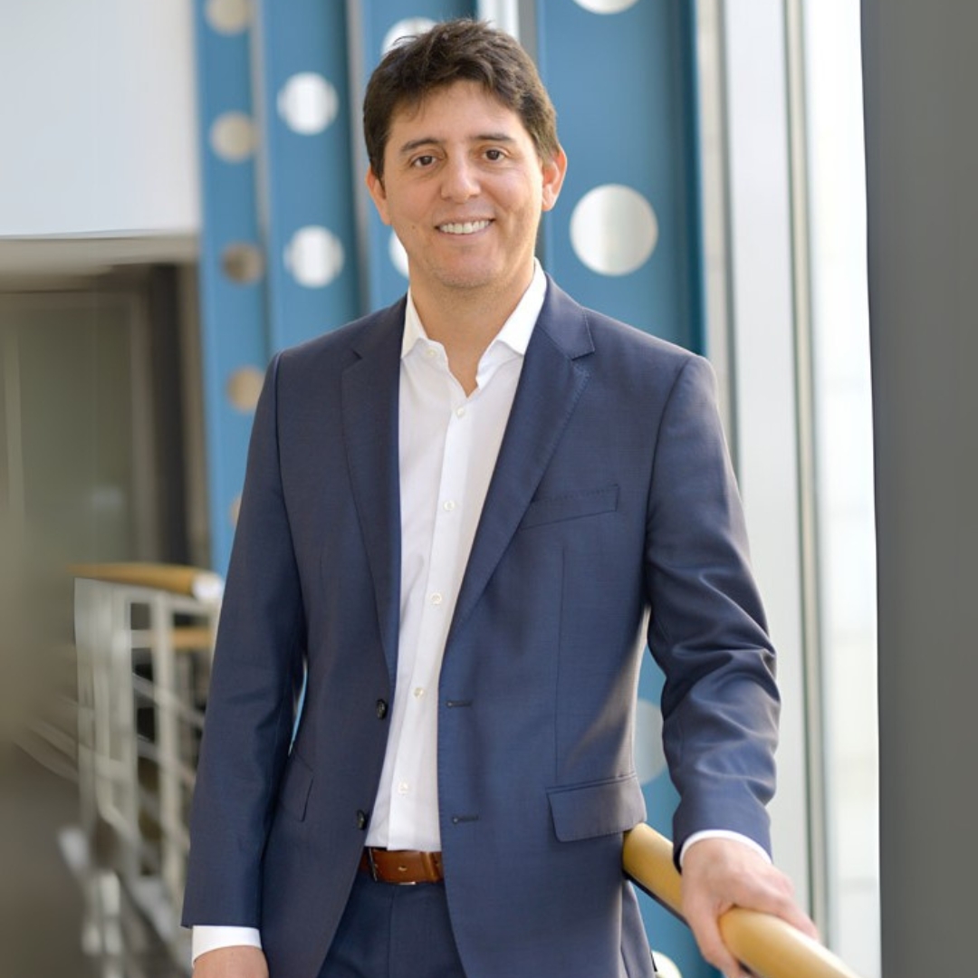 Professionelles Business Portrait von Christian Plaza Bartsch im Anzug im Büro