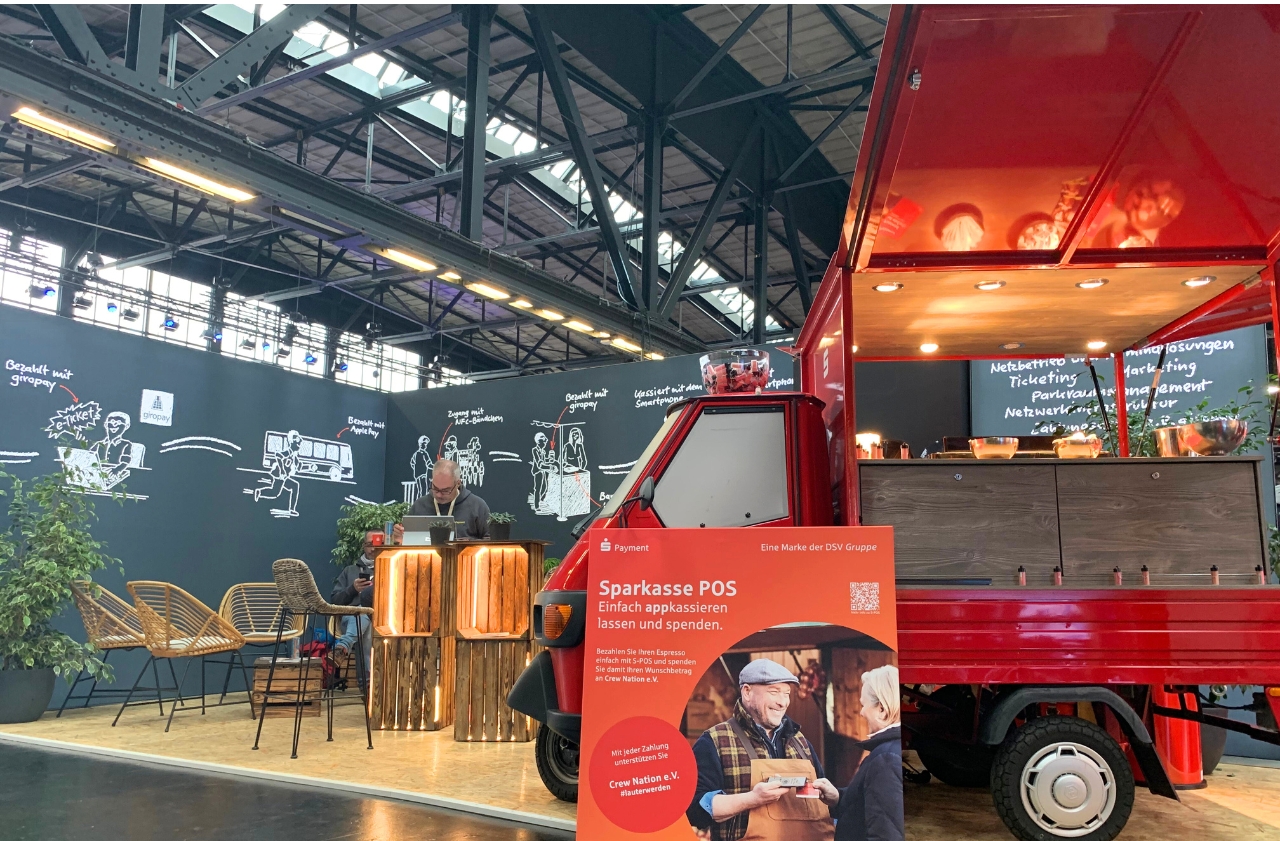 Mobiler Kaffeestand auf einer Messe mit Sparkasse POS Infotafel