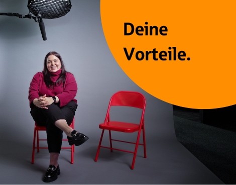 Karriere-Website junger Mann mit Laptop schwarz-weiß mit orangenem Gestaltungselement links