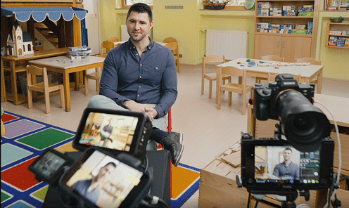 Drehkulisse mit Hannes Neumann vor drei Kameras im Kindergarten