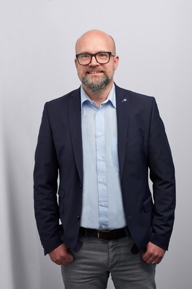 Portrait von Erik Meierhoff vor weißem Hintergrund