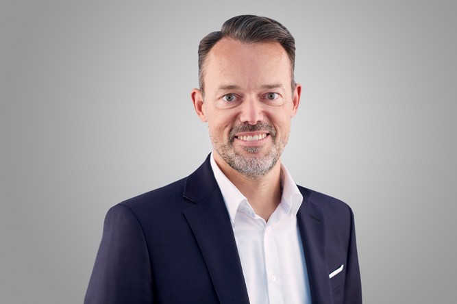 Portrait von Frank Büttner im schwarzen Anzug mit weißem Hemd