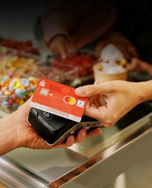Kontaktlose Kartenzahlung im Süßwarenladen mit Sparkassen-Bankkarte.