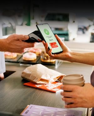 Kontaktlose Zahlung mit Sparkassen-Karte in einem Café.