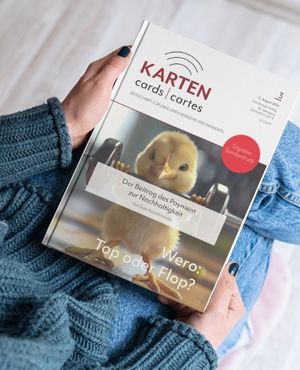 Cover der Fachzeitschrift Karten-Cards-Cartas ist zu sehen und wird in den Händen gehalten