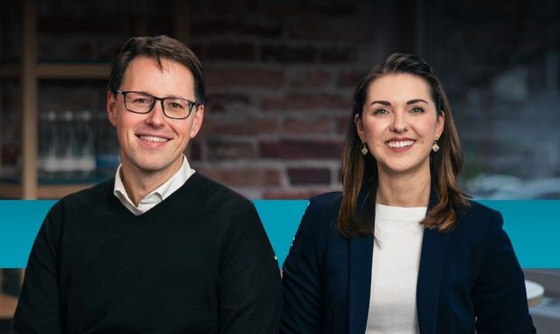 Tomas Herzberger und Marina Zayats von der Agentur Schaffensgeist lächeln in die Kamera