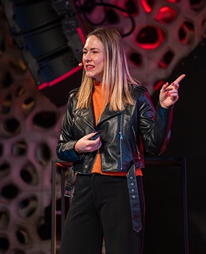 Marilyn Repp bei ihrem Vortrag auf der Bühne Payment-Symposium 2025 Rückblick